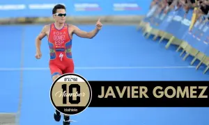 Javier Gomez, one of the greatest triathletes of all time, runs with his finger pointed up.