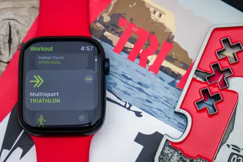 Apple Watch displaying "Multisport TRIATHLON" workout, ready for a triathlon challenge.