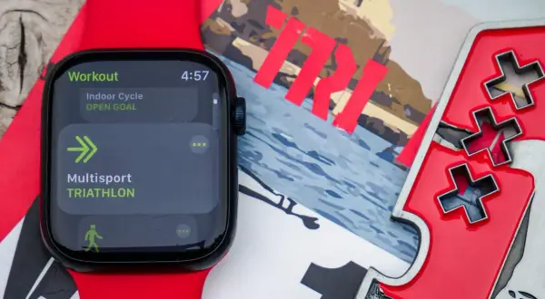 Apple Watch displaying "Multisport TRIATHLON" workout, ready for a triathlon challenge.
