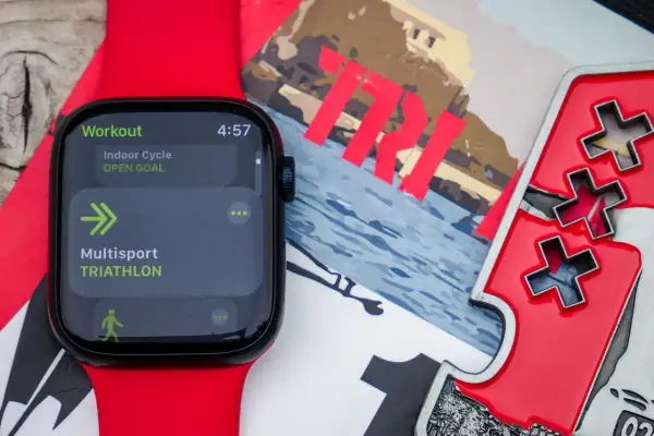 Apple Watch displaying "Multisport TRIATHLON" workout, ready for a triathlon challenge.